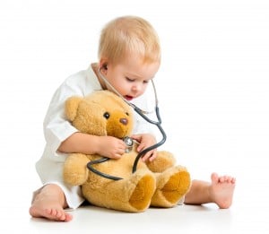 enfant jouant au docteur